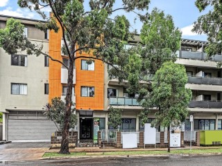 View profile: Huge Modern 3 bedroom Unit-Close to Station!