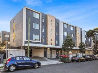 View profile: Just Like New- 5 Minutes to Station & Shops!