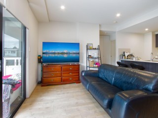 View profile: Quality Modern Apartment-Two Minutes to Station & Shops!