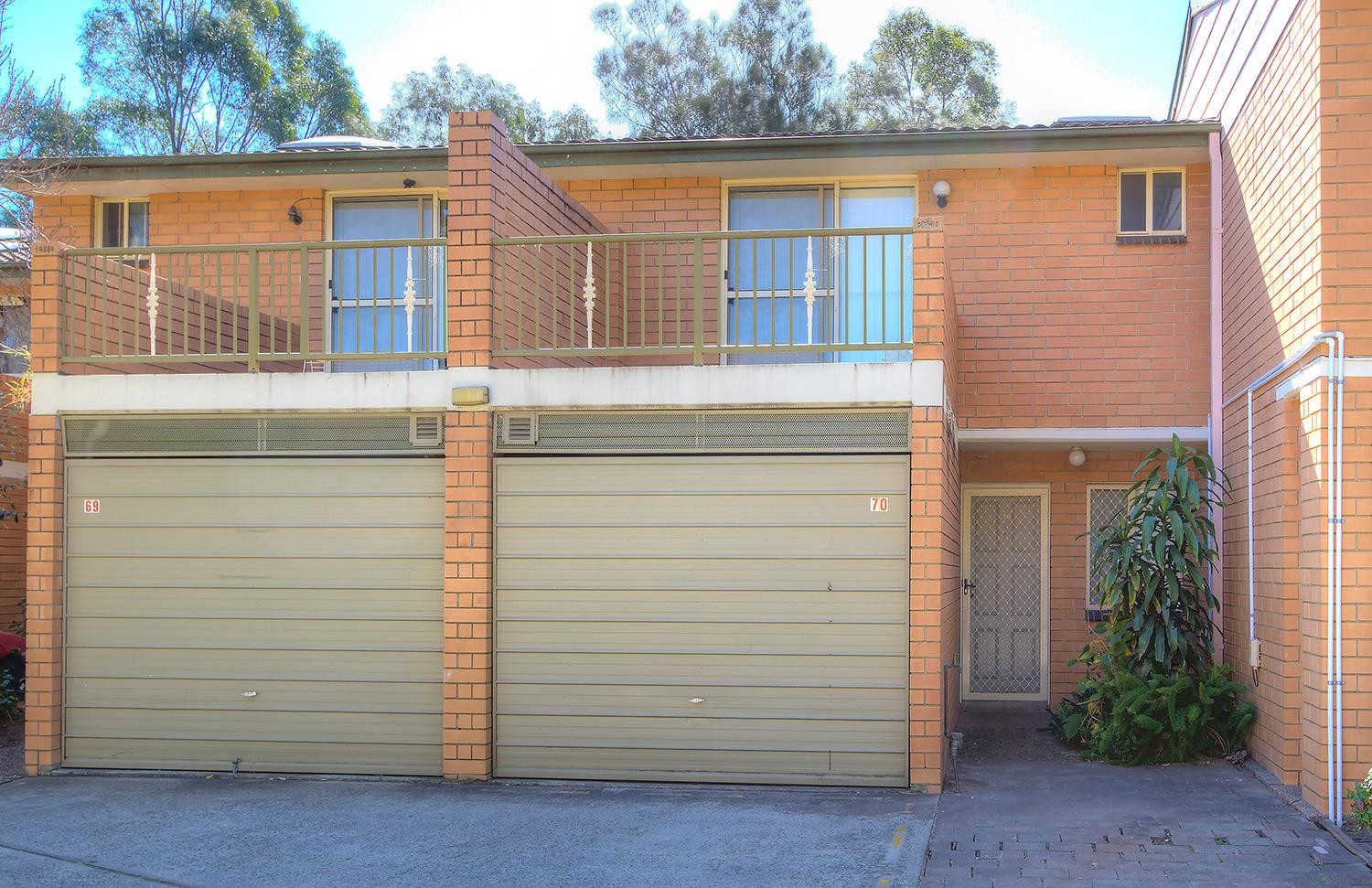 3 Bedrooms! 2 Bathrooms! Pool & Tennis Court in Complex!