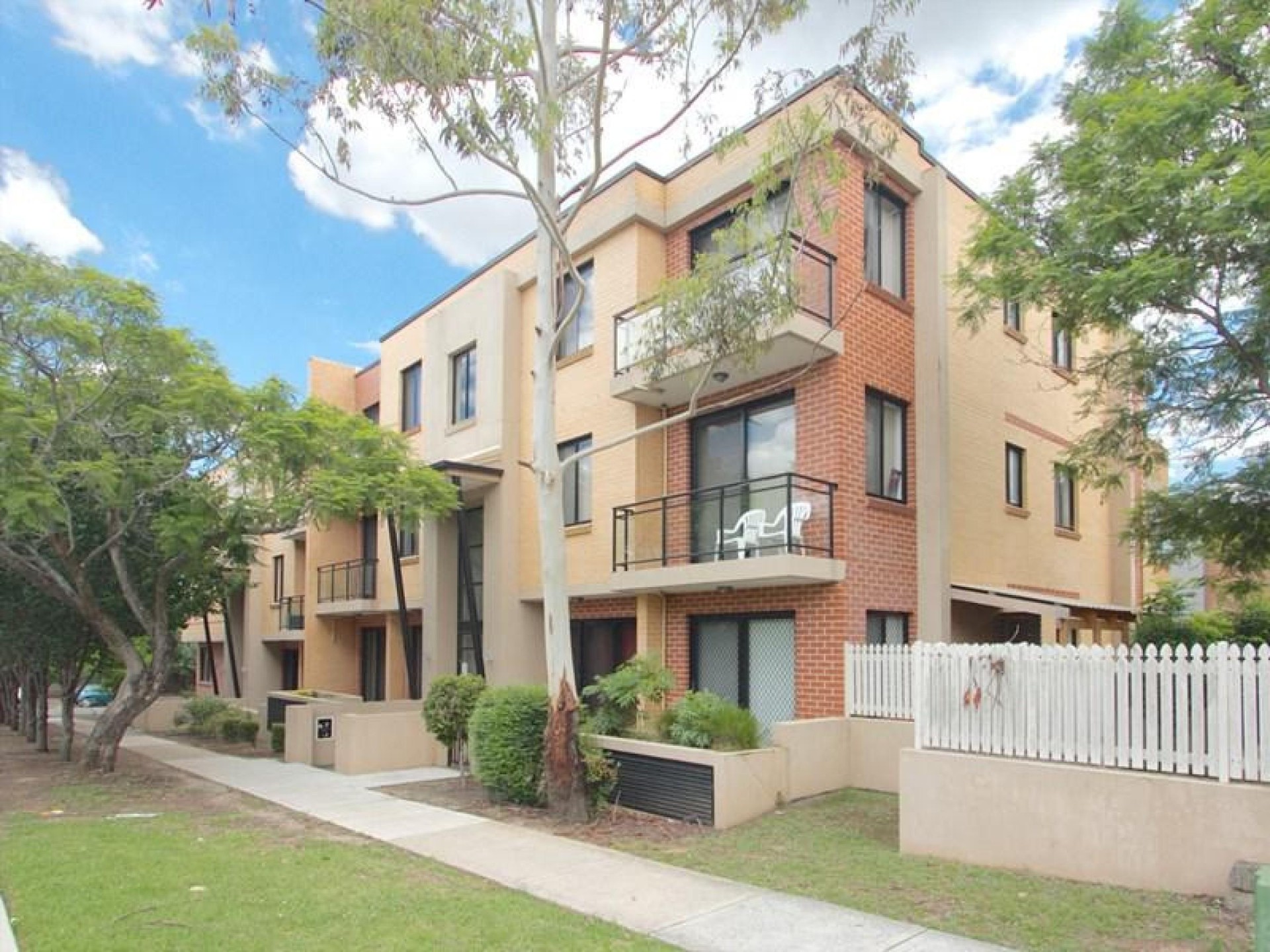 Ground Floor with Courtyard! Excellent Location!